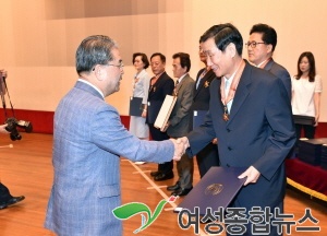 이재정 교육감, 남경필 도지사와 함께 퇴직교원 훈․포장 전수