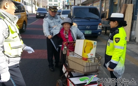 인천중부서, 야간안전보행 빛 반사 바람막이 배부