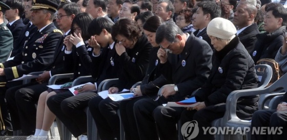 이낙연 총리, 천안함 46용사 묘역을 찾아 참배