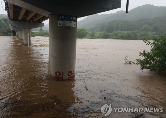 파주 임진강 비룡대교 홍수경보 '수위 11ｍ 육박'