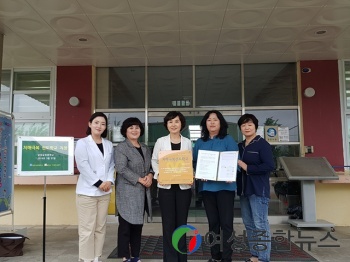 담양군 ‘치매극복선도학교’ 금성중학교에 현판 전달