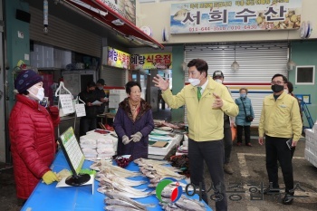 보성 김철우 군수, 코로나19 경제 살리기 전통시장 찾아 상인 격려