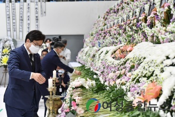 염태영 수원시장, 이천 물류창고 화재 희생자 합동분향소 조문 