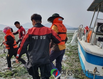 완도해경, 갯벌에 고립된 모터보트 승선원 3명 구조 완료