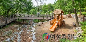 의왕시 모락산 맑은숲 공원의 숲속 산책로에서 힐링