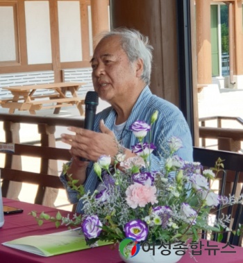 한국 현대문학의 거장 황지우 시인, 해남에 소장자료 기증   