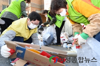 염태영 수원시장, 주민들과 함께 쓰레기 무단투기된 쓰레기 분리 작업