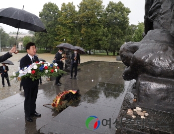 국회 김진표 의장, 빌리 브란트가 무릎 꿇은 폴란드 게토 희생자 위령탑 참배