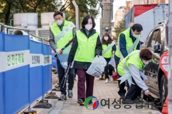 이수희 강동구청장, 주민과 함께 클린강동을 위해 거리 청소 나서