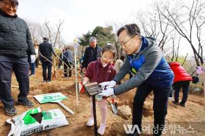 금천구, 식목일 앞두고 주민·가족과 함께 나무심기 행사